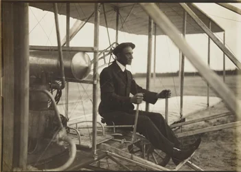 フライヤーを手にするウィルバー・ライト（1908年