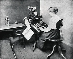 モノタイプキーボードの女性オペレーター、1917年
