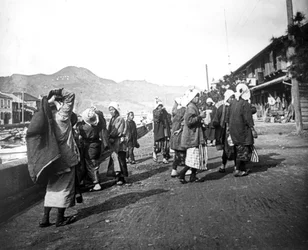 大量の石炭を運ぶ女性、長崎、日本、c1900