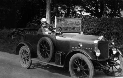 車を運転する女性、1930