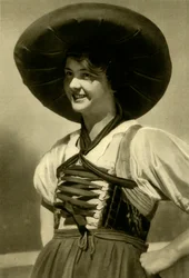 伝統的な衣装、チロル、オーストリア、c1935の女性。