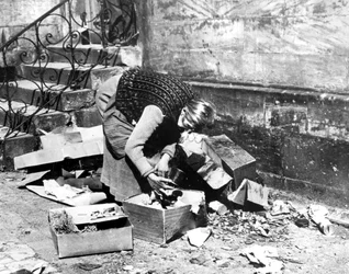1945年4月、ドイツ、バイロイト、食べ物を探す女性