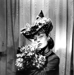 ベール付きの帽子をかぶって花束を持った女性、パリ、1943