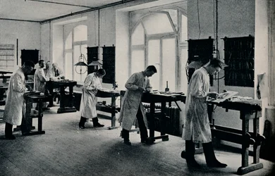 ドイツのフレンスブルクにある工芸技術学校のワークショップ。 c1908