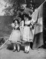 1915年の第一次世界大戦、フランスの兵士と伝統的な衣装を着たアルザスの子供たち