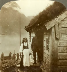 ノードフィヨルドの国の若い農民-彼らのコテージの家、ノルウェー、c1905の前。