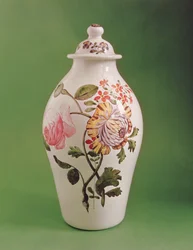 チャイニーズポチシェフォームのカバーされた不透明な白いガラスの瓶、c.1760