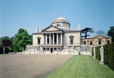 ロンドンのチズウィックハウスの東正面の外観（1725-29）、バーリントン卿、（リチャードボイル）の第3伯爵（1694-1753）によって建てられました。