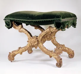 フレンチリージェンシー（1700-1720）Xフレームスツール、布張りのシート、葉、フレームモチーフのある金箔の交差点にあるヒマワリ