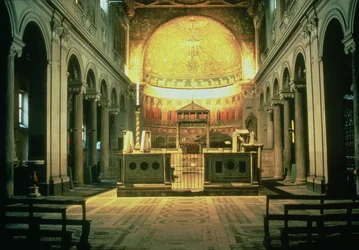 イタリア、ローマ、サンクレメンテの主要祭壇の内部ビュー