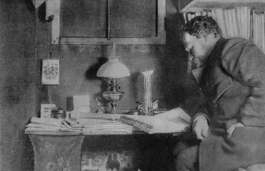 デスクでのオットーノルデンスケルト、南極大陸、スノーヒル、1901年3月