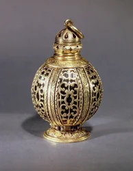 黒いエナメルを囲む彫金スクロール装飾を施したポマンダー、金鍍金銀、英国製と推定、1580年頃