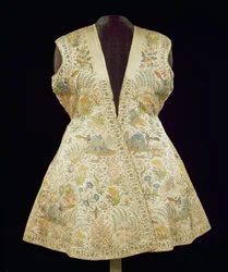 チェーンステッチのシルクで刺繍されたサテンハンティングコート、北インド（ムガール）、17世紀初頭（サテンとシルク）