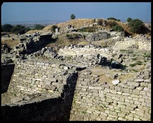 紀元前3000年〜1100年の古代都市トロイの遺跡であるヒサルリクの丘