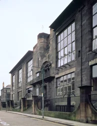 チャールズレニーマッキントッシュ（1868〜1928年）によって1897〜1909年に建設されたグラスゴー美術学校の外観。スコットランド、英国