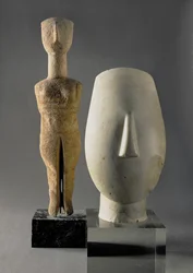 (左から右へ）腕を組んだ像、キクラデス時代；女性の頭部、彫像の断片、ケロス出土、初期キクラデスII期、紀元前2700-2400年頃（大理石