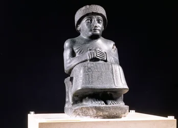 00324 グデア、ラガシュの王子、ニンギザダに捧げられた像、ネオ・シュメール様式、古代ギルスのテローから、紀元前2130年頃（閃緑岩）（121795も参照