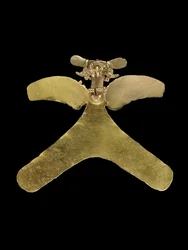 コスタリカの金製鳥形ペンダント、透かし彫りのくちばしを持つ猛禽が巻いた尾の小動物をつかむ姿に鋳造、800-1200年頃