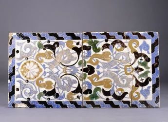 ナスル朝の陶器クエルダセカタイルパネル、織り交ぜられたアラベスクとパルメットのデザイン、14世紀後半または15世紀