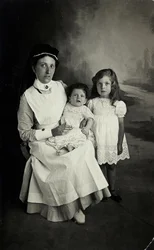 1920年代、子供たちと一緒にポーズをとる "ナース"。
