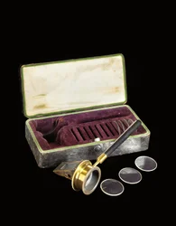 珍しい初期のヘルムホルツパターン検眼鏡、1852年頃（シルクで裏打ちされたレザーレットケースにガラスレンズを備えた真鍮と黒檀の器具）