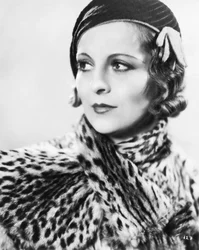 帽子と毛皮のコートを着たおしゃれな若い女性（イギリス 1933年）（モノクロ写真