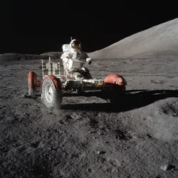 ユージン・サーナン宇宙飛行士、初の船外活動で月面移動車を運転