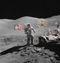 船外活動中にLRVに向かって歩くユージン・サーナン宇宙飛行士