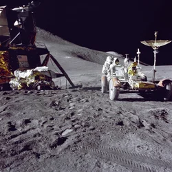 ハドレー・アペニン着陸地点で月面ロービング・ビークルを積み込むジェームズ・アーウィン宇宙飛行士