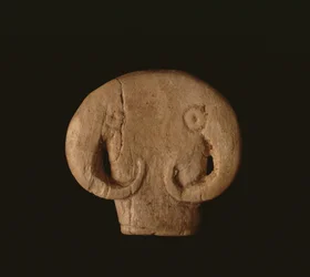 ブルの頭のお守り、エジプト先王朝時代、ナカダIIa、紀元前3500年頃（カバの象牙）