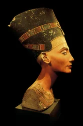 エジプトの女王ネフェルティティの胸像