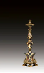 スクロールベースのローマのキューピッドマスクと胸像のある燭台、ローマ、1700年頃