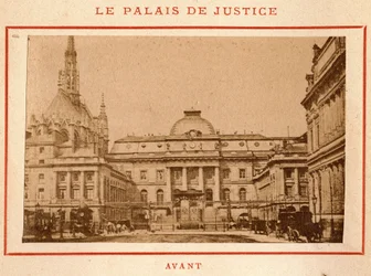 パリ・コミューン（1871年）：1871年5月に火災が発生する前のパリのパレ・ド・ジャスティスの様子。Pierre Pepetitの写真。厚紙にプリント、Dim.9x5,4 cm