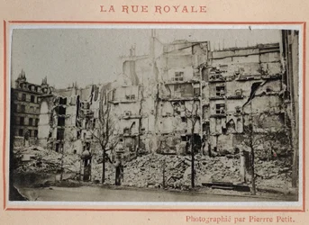 パリ・コミューン（1871年）：1871年5月、パリのロワイヤル通りの廃墟の様子。Pierre Pepetitの写真。厚紙にプリント、Dim.9x5,4 cm