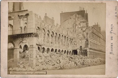 パリのコミューン：1871年5月、パリの大蔵省跡の風景。写真 J.R. Dim.16.3X10.8cm