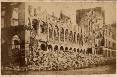 パリのコミューン（1871年）：1871年5月の火災後の大蔵省の様子。写真撮影。厚紙にプリント Dim.10x6,9 cm