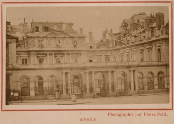 パリのコミューン（1871年）：1871年5月の火災後のパリのPalais-Royal（パレ・ロワイヤル）の様子。Pierre Pepetitの写真。厚紙にプリント、Dim.9x5,4 cm