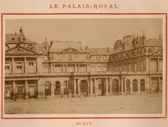 パリのコミューン（1871年）：1871年5月の火災前のパリのPalais-Royal（パレ・ロワイヤル）の様子。Pierre Pepetitの写真。厚紙にプリント、Dim.9x5,4 cm