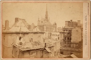 パリのコミューン: 1871 年 5 月のパリのパレ ド ジャスティスとサント シャペルの廃墟の眺め。 写真撮影 ピニョレ兄弟。 薄暗い。 16,3X10,8cm