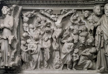 磔刑の場面：ジョヴァンニ・ピサーノ（1245-1329）が設計した六角形の説教壇の上部の浮き彫りの詳細、1297年頃（大理石）（77020の詳細）