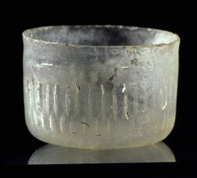輪切り装飾付杯 シリアまたはエジプト イスラム時代・西暦900年頃（ガラス