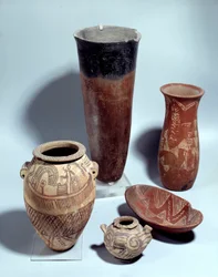 エジプトの古代：ナカダ1世の時代のさまざまな種類の陶器とテラコッタの花瓶
