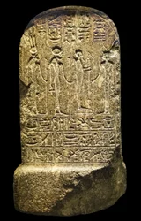 エジプトの古代遺物：膝をついたパサーの断片的なステレフ像、ニューエンパイア