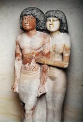 エジプト古王国：ラヘルカとメレスアンクの彫刻された石灰岩のグループ、書記長と彼の妻-第5王朝、アンシエン帝国