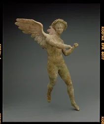 飛行するエロス 小アジアのミリナで作られた像 ギリシア、ヘレニズム時代、前150～100年頃（テラコッタ