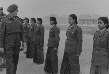 インド婦人補導隊を視察するクロード・オーキンレック元帥