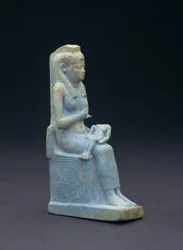 王座に座り、子供のホルスを膝に抱くイシスの図 エジプト、第26王朝、前664-525年（ガラス質の青いファイアンス