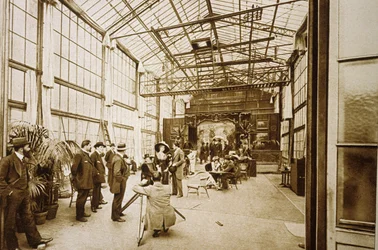 1900年頃、モントルイユ・スタジオ（パリ近郊、メリエスのスタジオ）での撮影。
