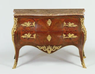 フランス製サーペンタイン・コモード、金銅製マウント、大理石トップ、1740年頃