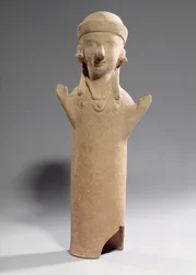 腕を上げた女神または崇拝者、フィギュリン、紀元前550年頃（テラコッタ
